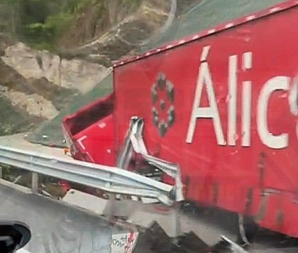 TRÁILER DE LA COCA COLA POR POCO Y SE VA AL FONDO DE UN BARRANCO