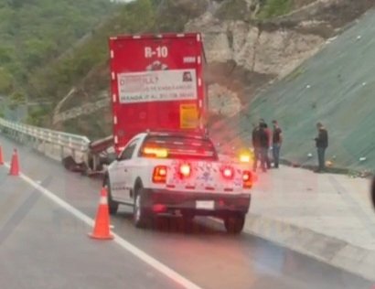 TRÁILER DE LA COCA COLA POR POCO Y SE VA AL FONDO DE UN BARRANCO