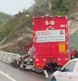 TRÁILER DE LA COCA COLA POR POCO Y SE VA AL FONDO DE UN BARRANCO