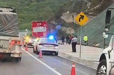 TRÁILER DE LA COCA COLA POR POCO Y SE VA AL FONDO DE UN BARRANCO