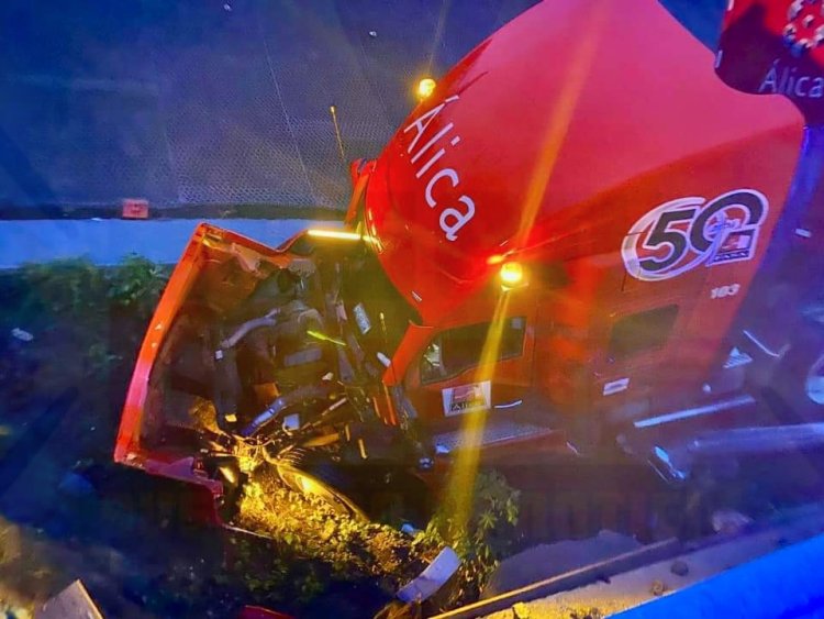 TRÁILER DE LA COCA COLA POR POCO Y SE VA AL FONDO DE UN BARRANCO