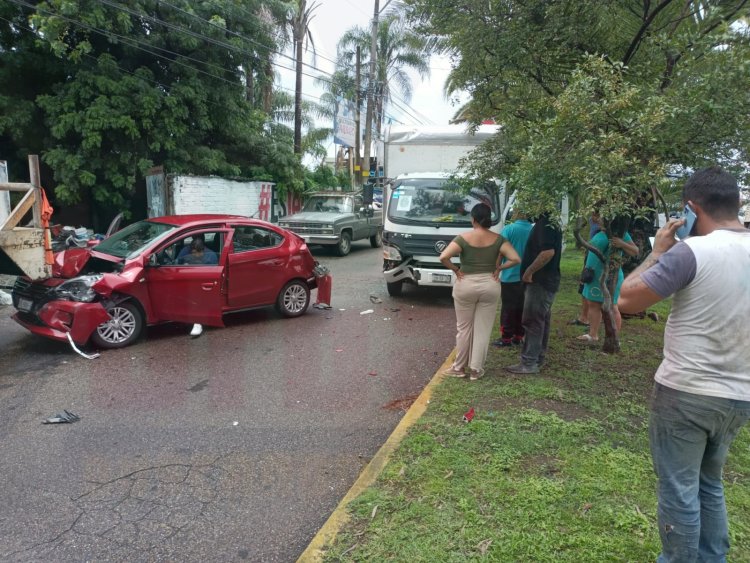 CARAMBOLA EN EL XALISCO DEJA A UNA MUJER LESIONADA