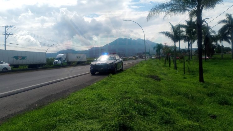 FEMENINA TERNINA EN SU CAMIONETA CON LAS LLANTAS HACIA ARRIBA