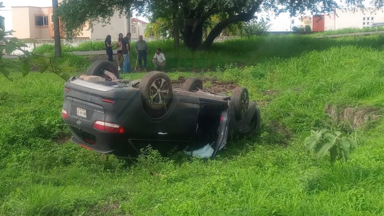 FEMENINA TERNINA EN SU CAMIONETA CON LAS LLANTAS HACIA ARRIBA