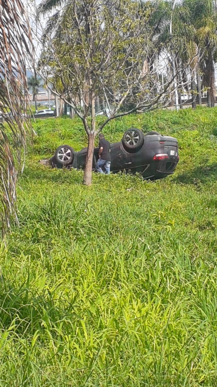 FEMENINA TERNINA EN SU CAMIONETA CON LAS LLANTAS HACIA ARRIBA