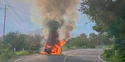 CALCINADA QUEDA CAMIONETA EN BOCA DE CHILA, MPIO DE COMPOSTELA