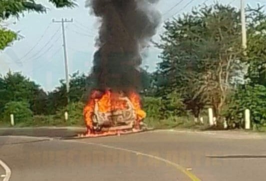 CALCINADA QUEDA CAMIONETA EN BOCA DE CHILA, MPIO DE COMPOSTELA