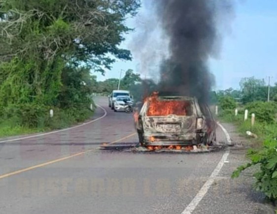 CALCINADA QUEDA CAMIONETA EN BOCA DE CHILA, MPIO DE COMPOSTELA