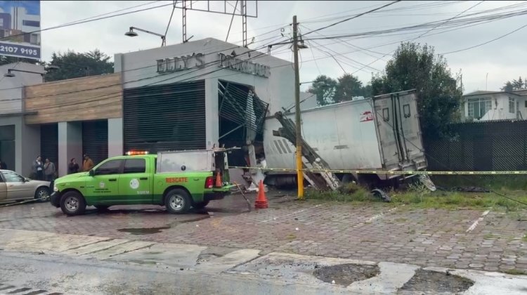 TRÁILER SE QUEDA SIN FRENOS, HAY 3 PERSONAS SIN VIDA