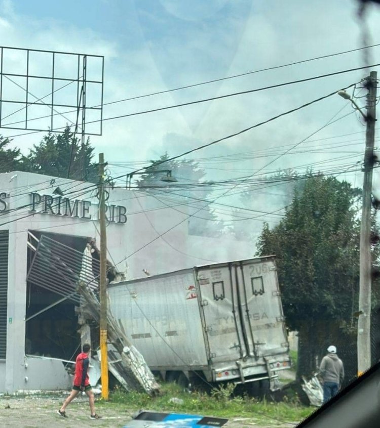 TRÁILER SE QUEDA SIN FRENOS, HAY 3 PERSONAS SIN VIDA