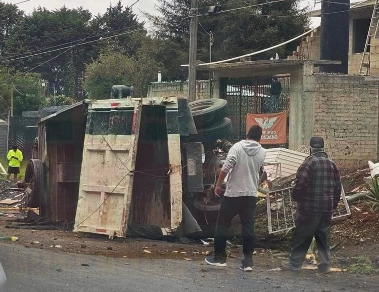 TRÁILER SE QUEDA SIN FRENOS, HAY 3 PERSONAS SIN VIDA