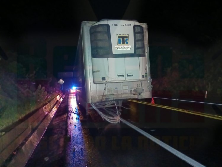 FUEGO EN TRÁILER EN EL LIBRAMIENTO NORTE