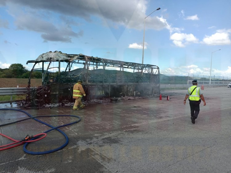 CORTO CIRCUITO ACABA CON AUTOBUS  DE TURISTAS