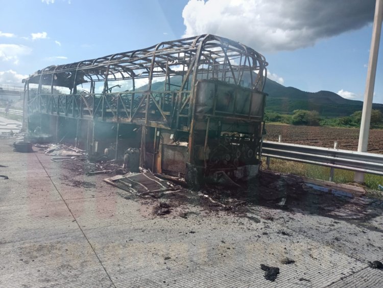 CORTO CIRCUITO ACABA CON AUTOBUS  DE TURISTAS