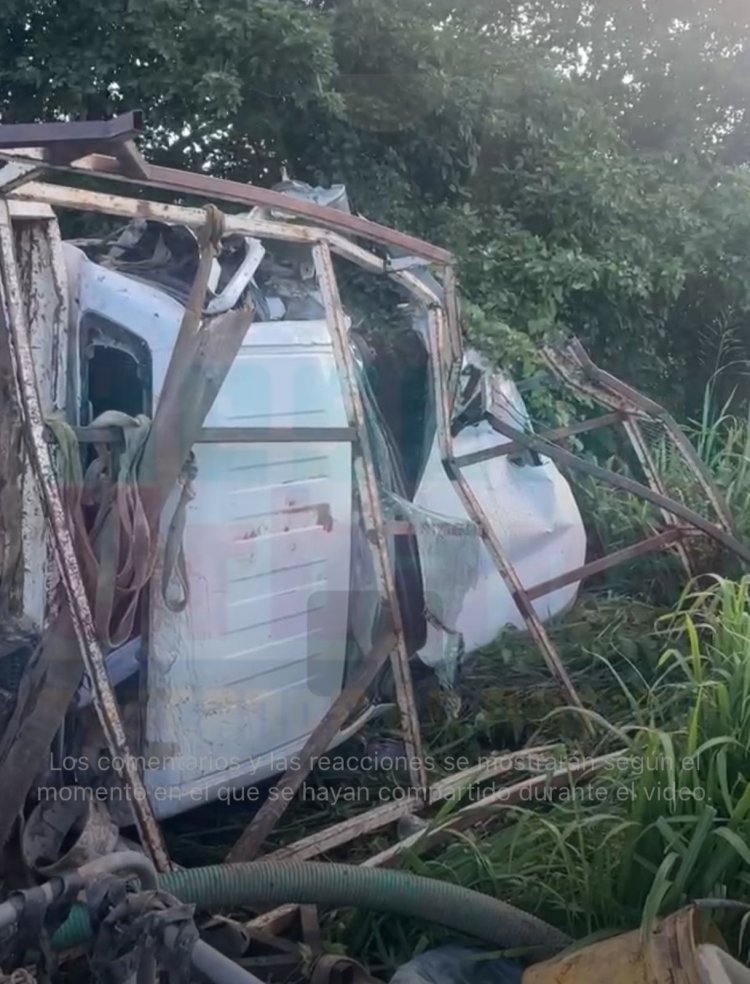 GONDOLA DESTROZA CAMIONETA EN LA FEDERAL 15