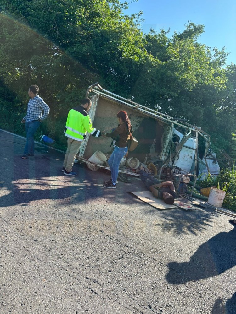 GONDOLA DESTROZA CAMIONETA EN LA FEDERAL 15