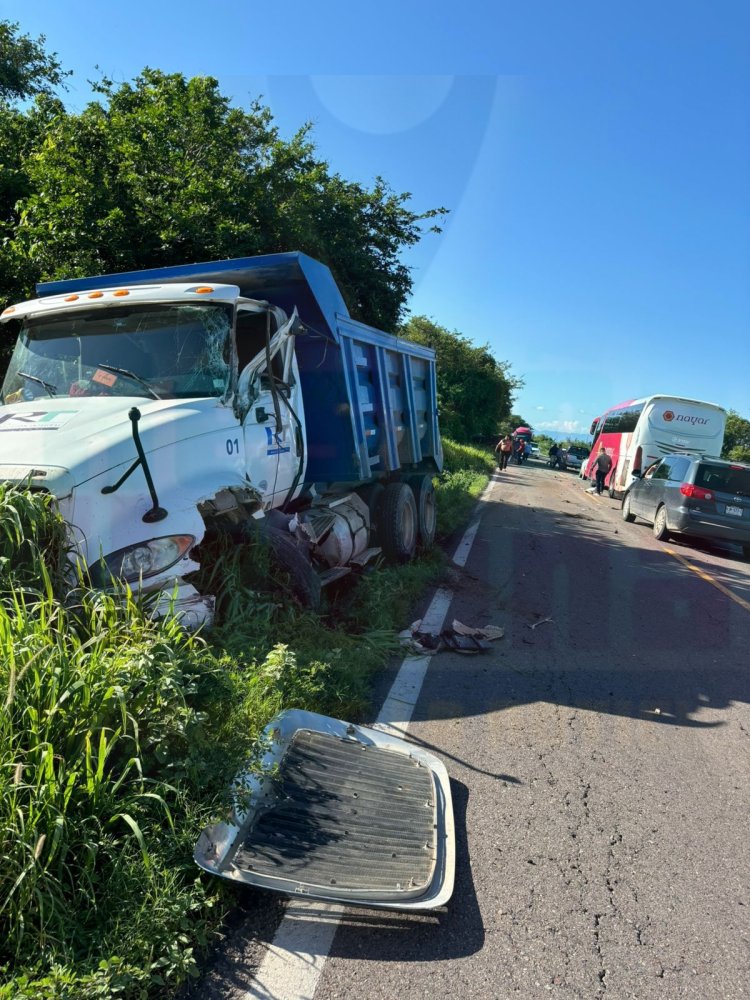 GONDOLA DESTROZA CAMIONETA EN LA FEDERAL 15