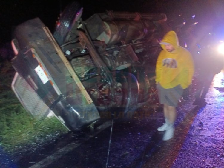 TRAILER TERMINA VOLCADO DERIVADO DE LA FUERTE LLUVIA