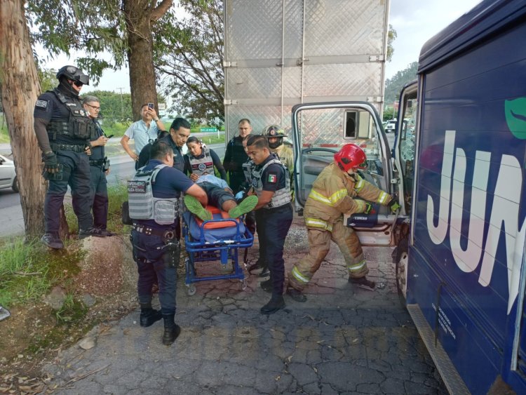 EMPLEADO DE JUMEX QUEDA PRENSADO EN EL LIBRAMIENTO