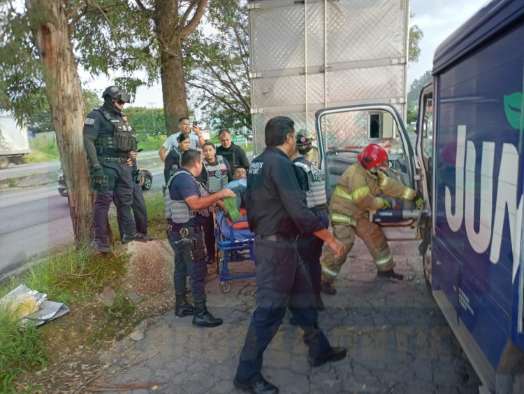 EMPLEADO DE JUMEX QUEDA PRENSADO EN EL LIBRAMIENTO