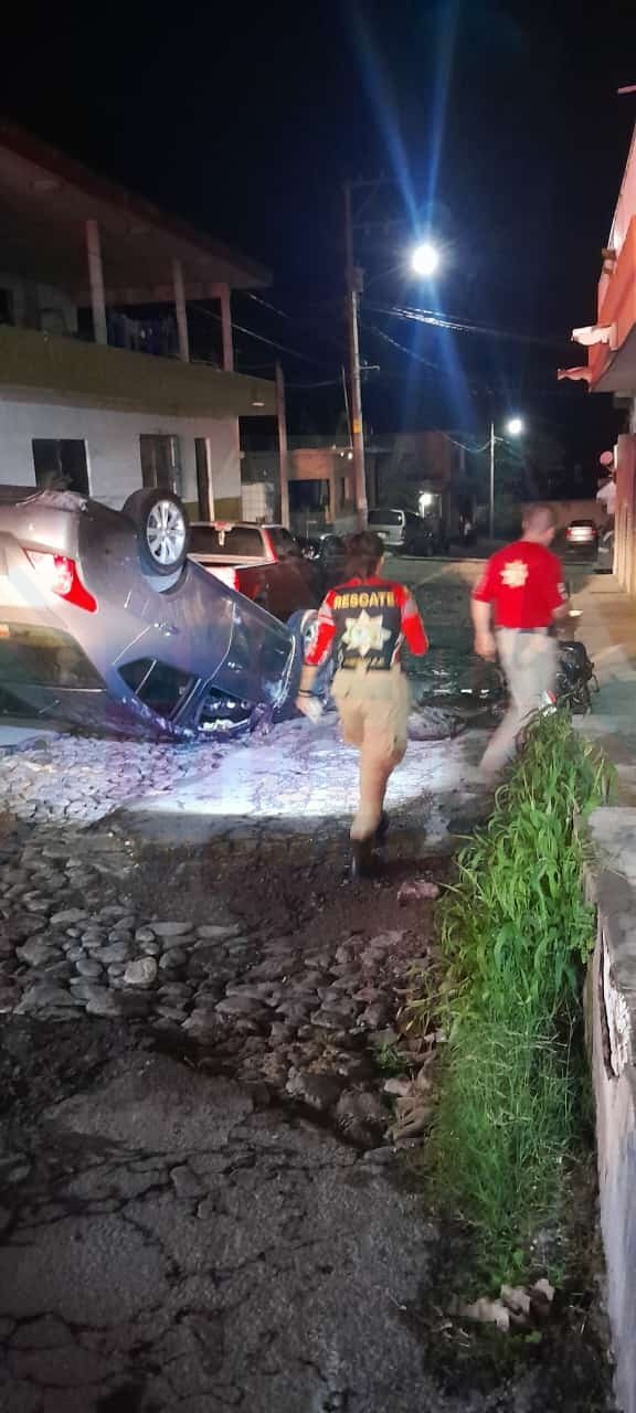 CHOFER DE IN DRIVER ARRASTRA MOTOCICLETA POR CASI UN KILOMETRO HASTA VOLCARSE