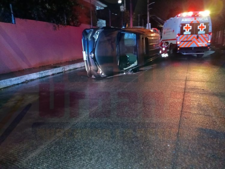 IMPACTA A VEHÍCULO ESTACIONADO Y TERMINA VOLCANDOSE