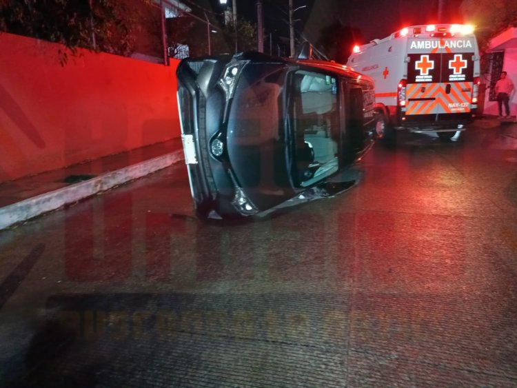 IMPACTA A VEHÍCULO ESTACIONADO Y TERMINA VOLCANDOSE