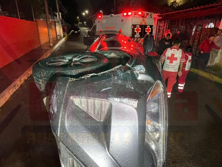 IMPACTA A VEHÍCULO ESTACIONADO Y TERMINA VOLCANDOSE