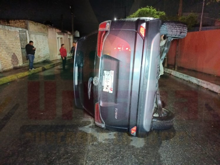 IMPACTA A VEHÍCULO ESTACIONADO Y TERMINA VOLCANDOSE