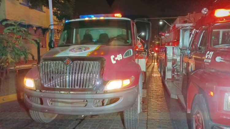 INCENDIO DEJA CUANTIOSOS DAÑOS MATERIALES EN TIENDA